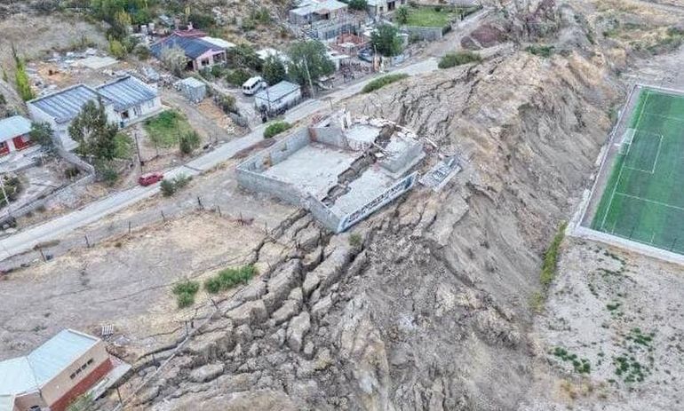 El derrumbe del Cerro Hermitte afectó a más de 200 familias en Comodoro Rivadavia. El derrumbe del Cerro Hermitte afectó a más de 200 familias en Comodoro Rivadavia.