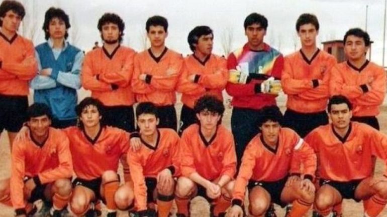 El plantel de Petro donde estaban los cinco futbolistas que iban en el auto. Cuatro de ellos fallecieron en el accidente y uno treinta a&ntilde;os despu&eacute;s.&nbsp;