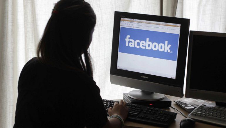 Inédito: obligan a una mujer a borrar mensajes contra su ex pareja en Facebook