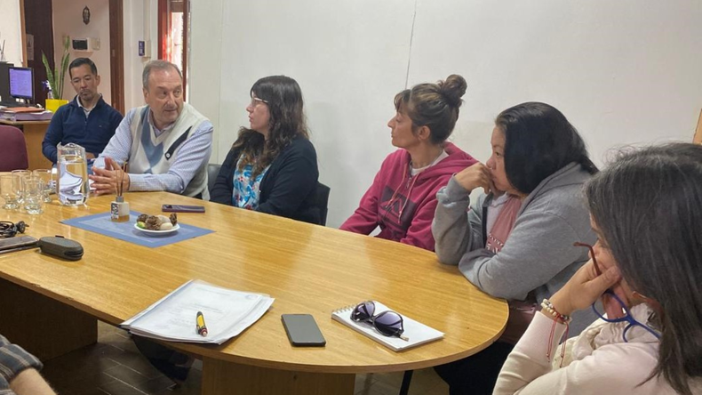 La Defensoría del Pueblo convocó una reunión entre referentes municipales y vecinas para tratar el tema de la finalización de las cloacas en sector Aeropuerto.