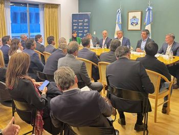 rolando figueroa acordo con operadoras la creacion de la mesa de productividad de vaca muerta