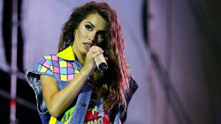 Por culpa de sus fanáticas, a Lali podrían suspenderle un show