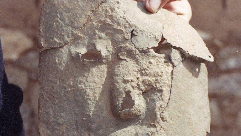 Máscara de cobre hallada en Catamarca.