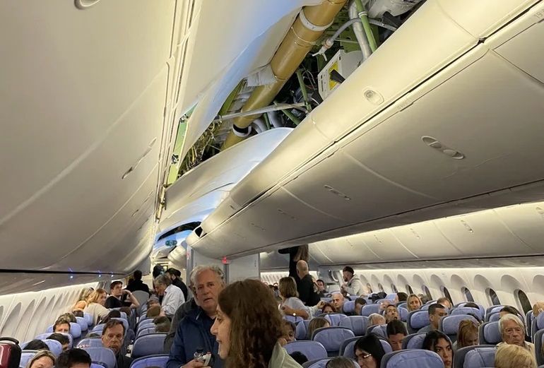 Otra imagen del interior del avión afectado por las turbulencias Otra imagen del interior del avión afectado por las turbulencias