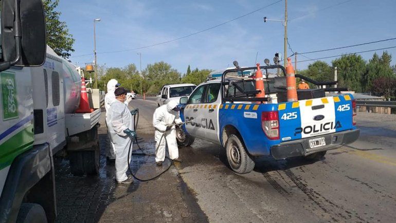 Desinfectan casas, veredas y hasta los taxis en Centenario