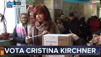 polemico voto de cfk: no dejo entrar a la tv ni hizo declaraciones polemico voto de cfk: no dejo entrar a la tv ni hizo declaraciones