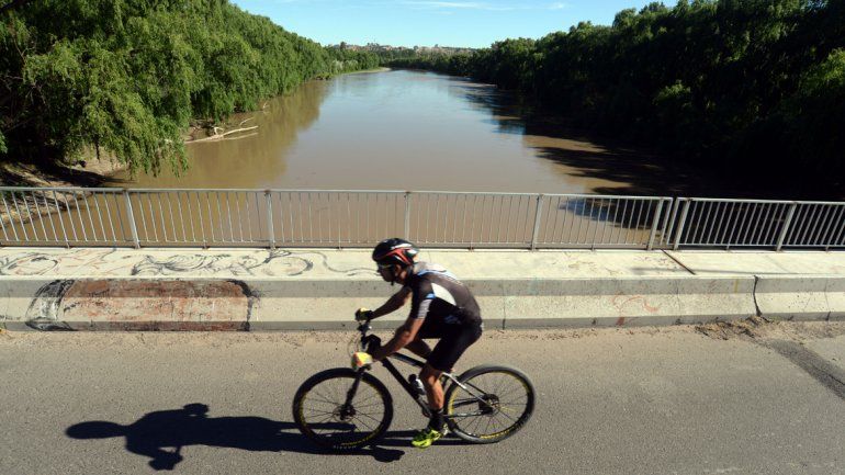 El agua del Neuquén se veía completamente barrosa.