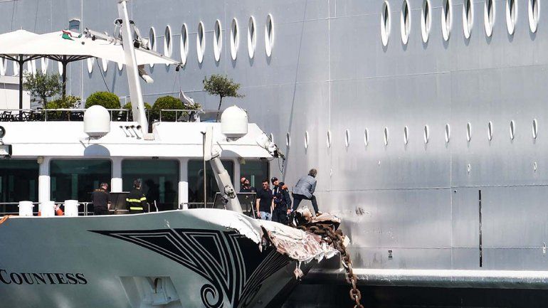 Un crucero sin frenos chocó a un barco en el puerto de Venecia