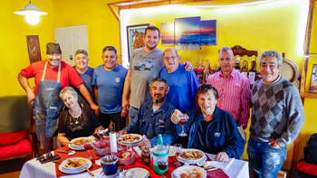 Doña Isabel, su hijo Leo, grandes anfitriones de la barra de habitués. Doña Isabel, su hijo Leo, grandes anfitriones de la barra de habitués.