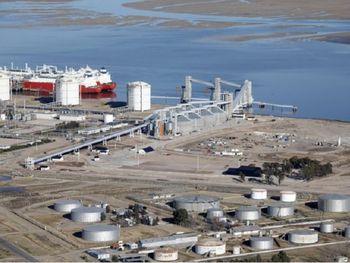 El proyecto será uno de los mayores desembolsos agroindustriales de la última década en Argentina y reforzará el perfil exportador de Bahía Blanca. El proyecto será uno de los mayores desembolsos agroindustriales de la última década en Argentina y reforzará el perfil exportador de Bahía Blanca.