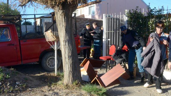 Una mujer tuvo que viajar porque su papá estaba muy enfermo y una amiga le usurpó la casa 