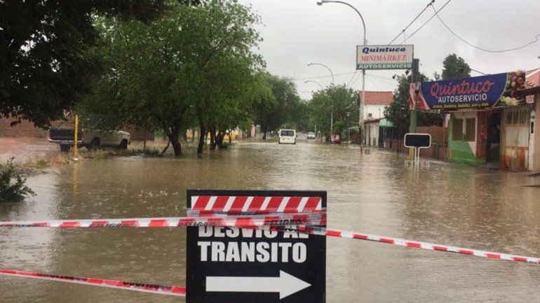 En la comarca petrolera ya cayeron 80 milímetros de agua y 50 familias tuvieron que ser asistidas