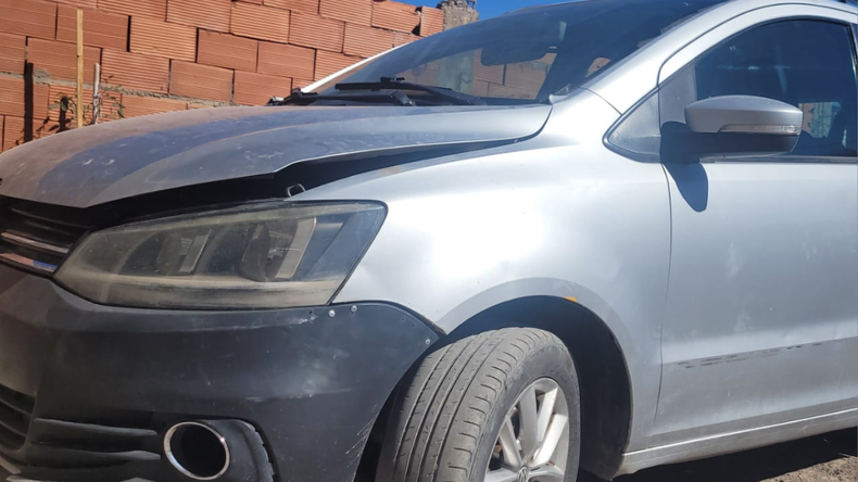 El auto fue dañado en el intento de robo en la UNCo | LM Neuquen El auto fue dañado en el intento de robo en la UNCo