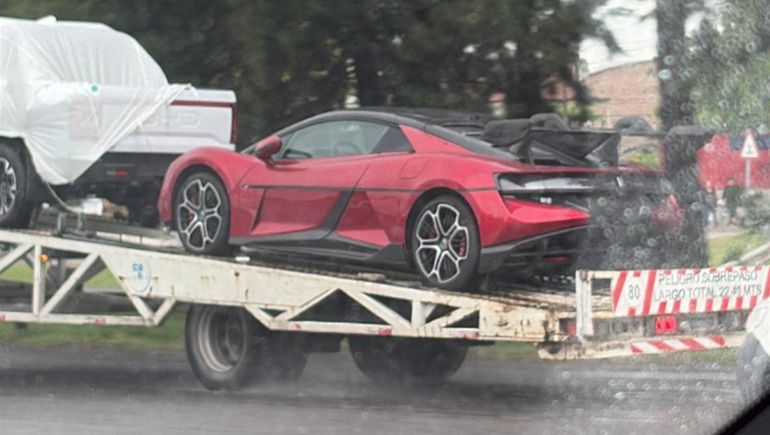 El BYD Yangwang U9 Xtreme captado en las calles de Buenos Aires. Foto: X @chinoferragina.