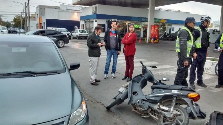 Una mujer herida en un choque en cadena entre dos autos y una moto