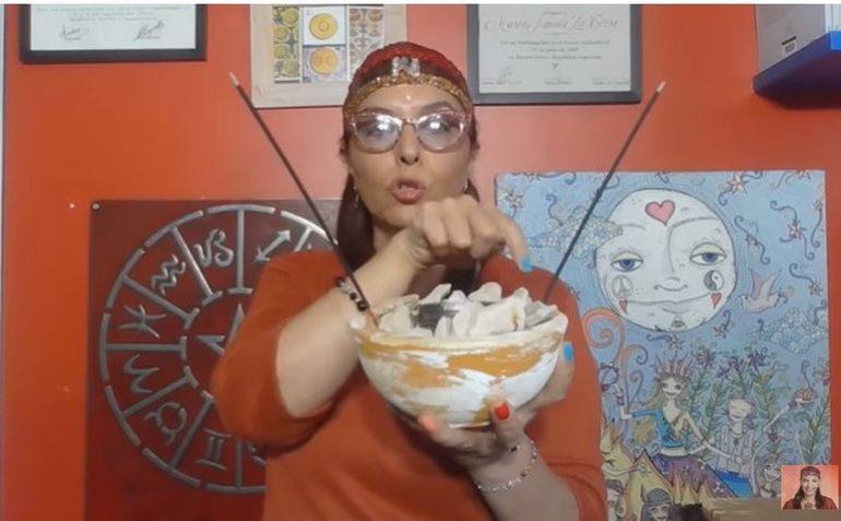 Jimena La Torre explicando su ritual de la hoguera para el ingreso del Sol en Cáncer. Jimena La Torre explicando su ritual de la hoguera para el ingreso del Sol en Cáncer.