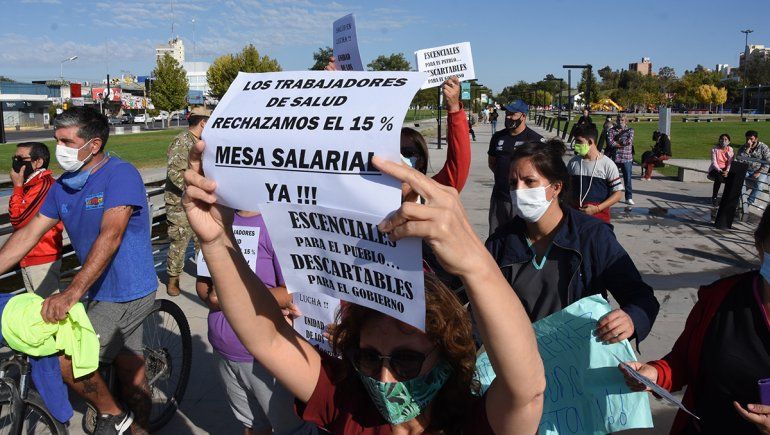 El reclamo de Salud irrumpió en medio del acto por Malvinas