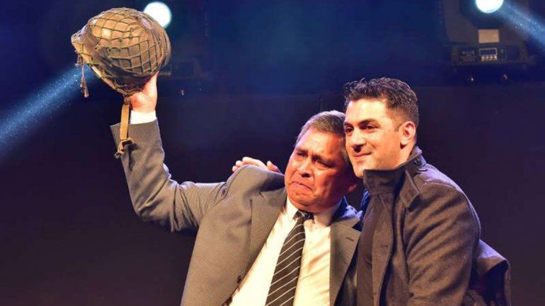 Un coleccionista ya devolvió dos cascos de veteranos de Malvinas