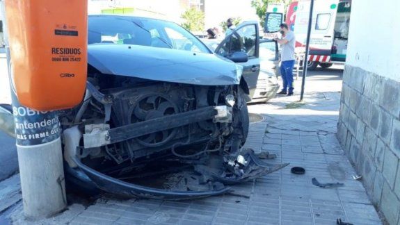 Barrio Belgrano: chocaron y terminaron sobre la vereda