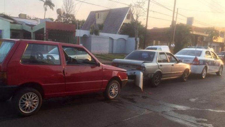 El Fiat Uno rojo de Nahuel Páez chocó al Nissan y este al patrullero. Sólo hubo daños materiales.