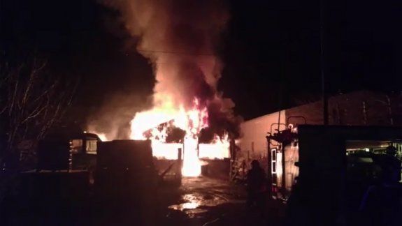 Un voraz incendio consumió un galpón de camiones