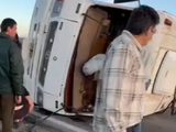 El motorhome quedó volcado sobre uno de sus laterales en Ruta 22 / Foto