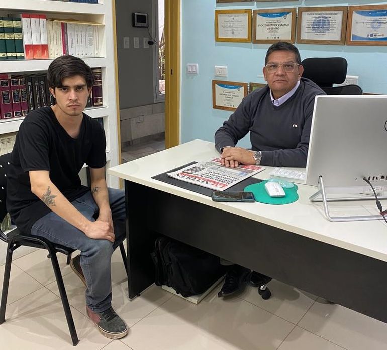 Brian Alexis Blanco junto a su abogado querellante César Pérez Brian Alexis Blanco junto a su abogado querellante César Pérez