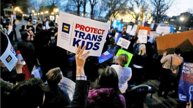 Un grupo de manifestantes criticó la decisión del presidente de EE.UU.