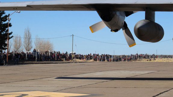 Qué traía el avión Hércules que revolucionó Zapala y convocó a una multitud 