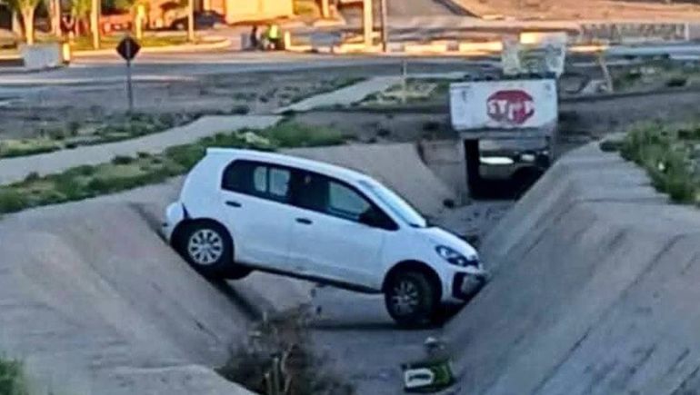Un automóvil Volkswagen Up cayó a un canal en el barrio Z1 de Neuquén. 