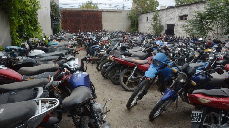 Los playones de Tránsito y de comisarías se llenan de motos secuestradas.