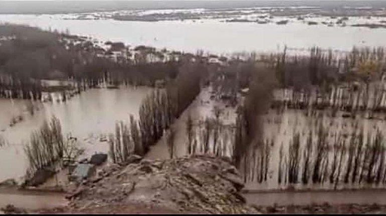 Sauzal Bonito vive horas dramáticas con el desborde del Neuquén