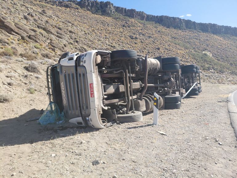 El vuelco se produjo en la Ruta 40 entre Zapala y Las Lajas