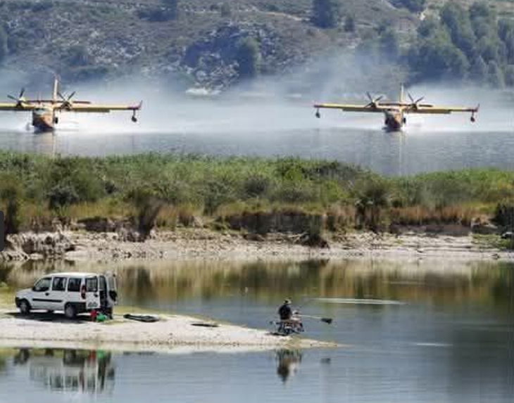 En 1979, el piloto Edmundo Jones presenció demostraciones en el Lago Futalaufquen, donde estas naves cargaban 6.000 litros de agua en apenas 12 segundos para combatir el fuego. Foto: @alberto.montero