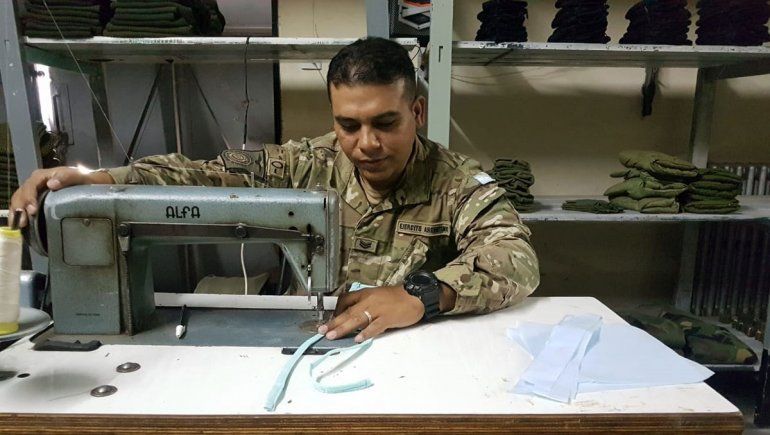 El Ejército confecciona sus propios barbijos para las operaciones