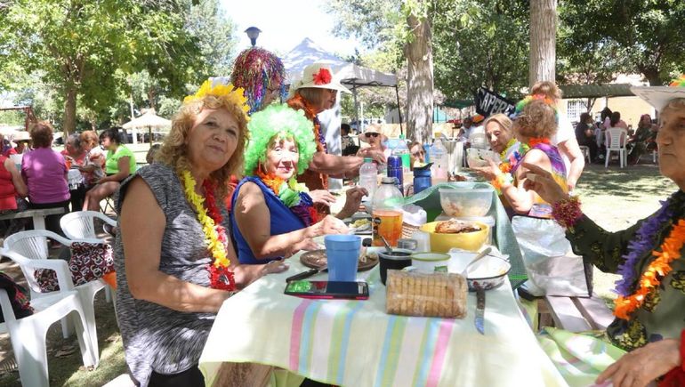 Más de 400 adultos mayores participaron diariamente de la colonia. Foto: Municipalidad de Neuquén. Más de 400 adultos mayores participaron diariamente de la colonia. Foto: Municipalidad de Neuquén.