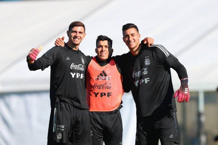 El neuquino Marcos Acuña en una foto con dos de los arqueros de la selección Emiliano Martínez y Juan Musso que hoy reemplazará al Dibu. El neuquino Marcos Acuña en una foto con dos de los arqueros de la selección Emiliano Martínez y Juan Musso que hoy reemplazará al Dibu.
