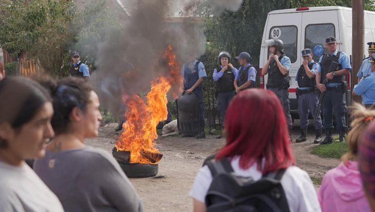 La Policía tuvo que resguardar la casa donde se alojaba el hombre para que los vecinos no lo linchen durante su prisión domiciliaria. La Policía tuvo que resguardar la casa donde se alojaba el hombre para que los vecinos no lo linchen durante su prisión domiciliaria.