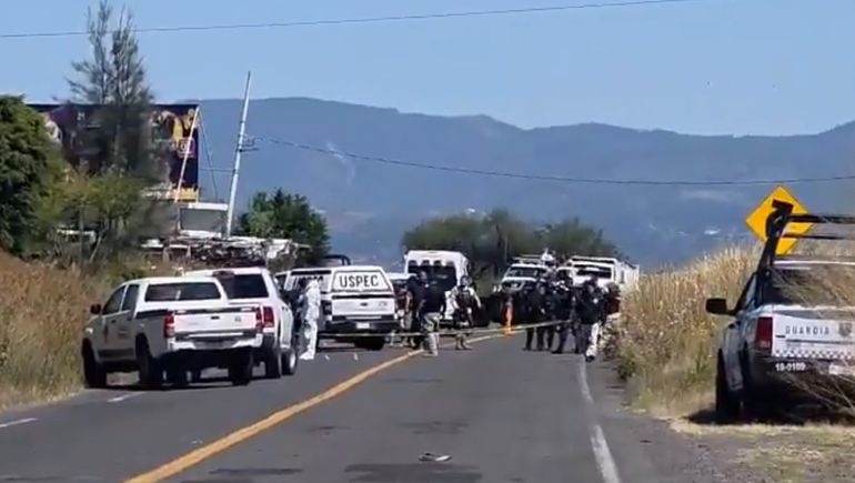 Asesinan a balazos a un alto mando policial en medio de una ruta en México.