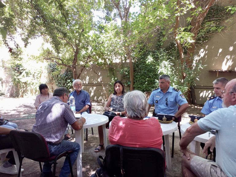 Riva se reunió con vecinos y autoridades policiales por la seguridad en Bardas Soleadas.