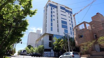 esta grave el obrero que cayo desde el quinto piso de un edificio en construccion esta grave el obrero que cayo desde el quinto piso de un edificio en construccion