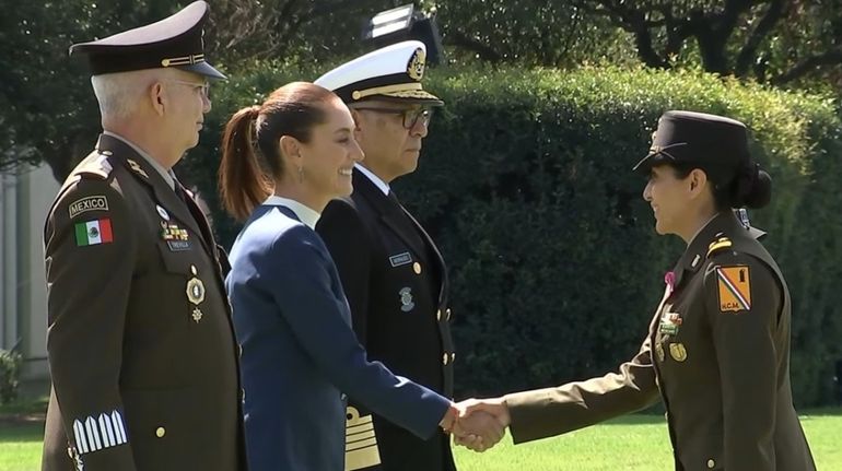 Claudia Sheinbaum saluda a las autoridades de las Fuerzas Armadas.