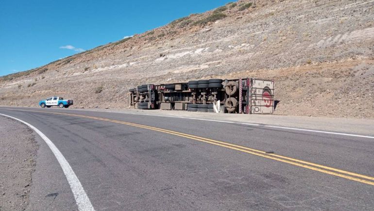 El camión de carga quedó tirado al costado de la ruta.&nbsp;