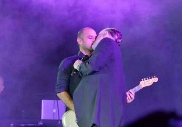 Miguel Bosé besó a su guitarrista y se declaró “trisexual”