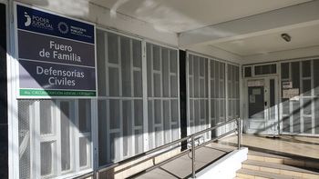 La jueza Lapuente resolvió que el policía retirado deberá pagarle una compensación económica a su ex esposa. La jueza Lapuente resolvió que el policía retirado deberá pagarle una compensación económica a su ex esposa.