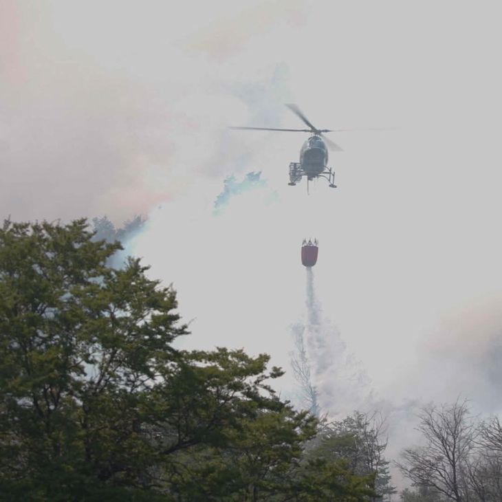 Los helicópteros no dan a basto para controlar las llamas. (Foto: Prensa Parque Nacional Lanín) Los helicópteros no dan a basto para controlar las llamas. (Foto: Prensa Parque Nacional Lanín)