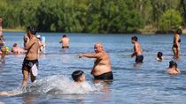 Los balnearios sobre la costa del río Limay mostraron lleno total durante el fin de semana / Foto