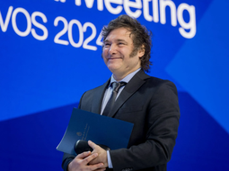 El presidente llegó a Davos con un discurso muy criticado por algunos líderes mundiales. Mientras tanto, en su país, el dólar tomaba carrera. El presidente llegó a Davos con un discurso muy criticado por algunos líderes mundiales. Mientras tanto, en su país, el dólar tomaba carrera.