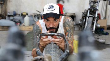 Estudio, diseño y mucho arte. Federico le dedica todo el tiempo a la restauración de motos, una pasión que crece cada día. Estudio, diseño y mucho arte. Federico le dedica todo el tiempo a la restauración de motos, una pasión que crece cada día.