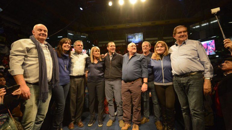El acto mostró la foto final de Chani Sapag en el centro de las principales figuras del MPN.